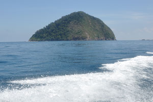 Susu Dara Besar and Tokong Burung islands are located behind our motorboat while we drive to Serengeh