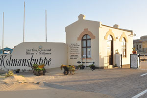 The gates to Kolmanskop are opened until 1pm, so we did not have a choice at 5pm, and we entered the town without tickets