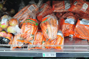 “Carrots Bag Namfo Local” costs 16,35 NAD per kg in Spar Supermarket grocery store