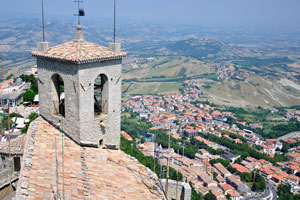 It is possible to evaluate the difference in height of the both towers of Guaita fortress