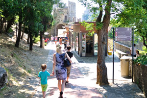 Walking along the street which connects the Guaita fortress to the Cesta fortress