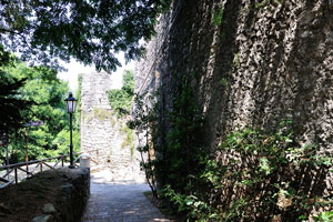 A pleasant walk along the wall of the Cesta fortress
