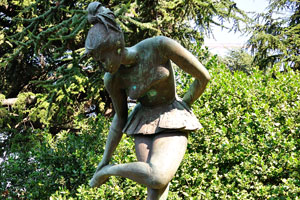 The statue of a girl dressed in the mini skirt “Allieva di danza di Venanzio Crocetti”