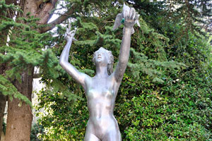 The statue of peace was created by the sculptor Antonio Berti “La pace di Antonio Berti”