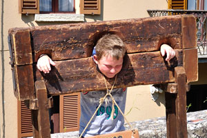 The wooden collar serves as an entertainment for tourists