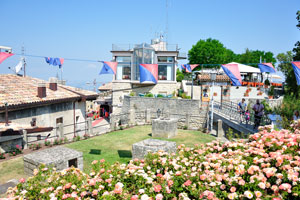 The area around the Guaita fortress is full of flowers