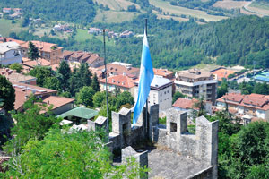The flag of San Marino is on the wall of Guaita fortress