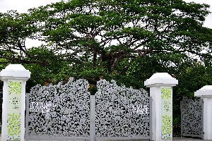 Tanglin Gate is one of the three gates to the Singapore Botanic Gardens