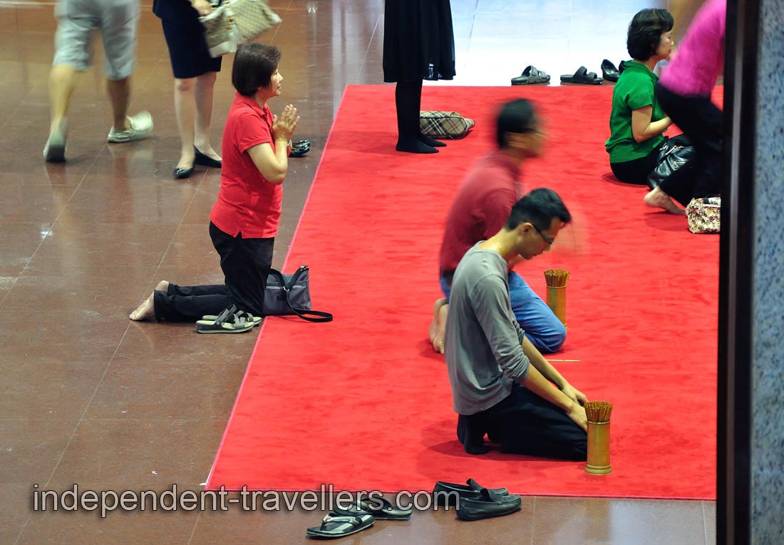 People in the Kwan Im Thong Hood Cho Temple