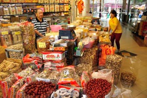 Dried fruits and mushrooms in the Eng San Ginseng & Birdnest shop