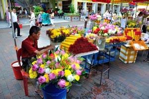Sale of the flowers before Kwan Im Thong Hood Cho Temple