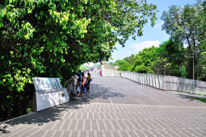 Henderson Waves was designed by IJP Corporation, London, and RSP Architects Planners & Engineers (PTE) ltd Singapore