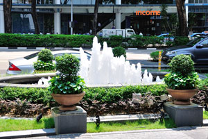 Fountain in front of the entrance to The Fullerton Bay Hotel