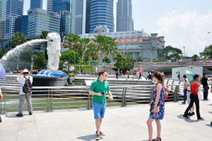 Couple of young tourists in front of the Merlion statue