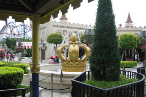 Crown statue in the front of the Far Far Away castle