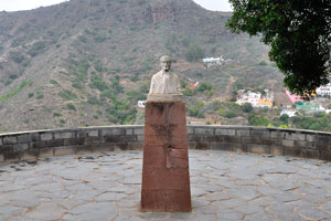 Bust of José de Viera y Clavijo is located on Plaza de Viera y Clavijo square