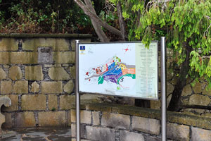 The map of botanical garden is located on Plaza de Viera y Clavijo square