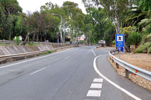 An inscription on the blue roadside board reads “Jardín Canario, 500 m”