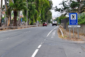 An inscription on the roadside board reads “Jardín Canario, 250 m”