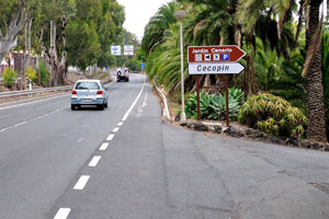An inscription on the brown roadside board reads “Jardín Canario”