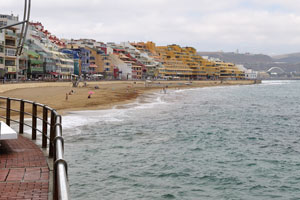 This is the central part of the beach of Las Canteras on a cloudy day