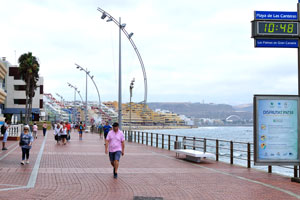 Here is Paseo de Las Canteras on a cloudy day at 10:48