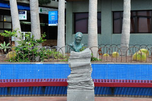 The statue of Sindo Saavedra is located near the street of Calle los Martínez de Escobar