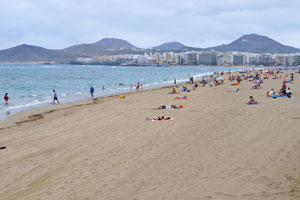 The sky over the beach of Las Canteras is full of clouds