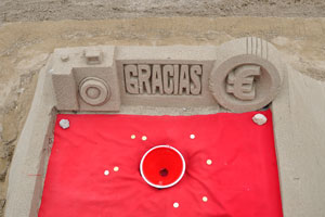 “Gracias” sand sculpture was created to receive donations