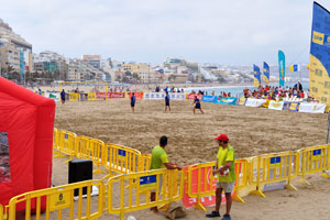 The big soccer field is located on the northern part of the beach of Las Canteras