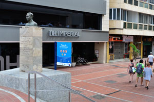 The bust of Pepe Gonçalves is created by Tony Gallardo