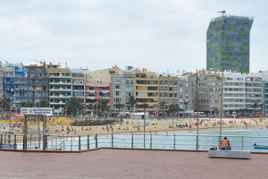 Gran Playa Canteras as seen from the square of Plaza Alonso Ojeda