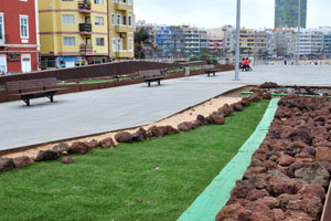 The green grass is neatly trimmed on the square of Plaza Alonso Ojeda