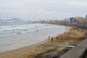 People are playing games on the beach of Las Canteras