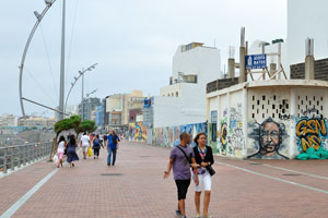 Paseo de Las Canteras is decorated with a street art