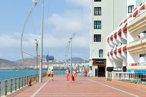This part of Paseo de Las Canteras is in the area of holiday apartment of Apartamentos Presidente Playa