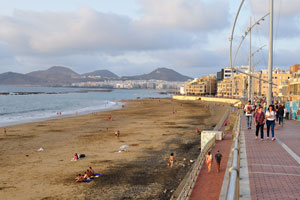 Paseo de Las Canteras is a perfect place for the evening promenade