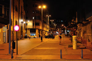 Here is the street of Calle Olof Palme at night