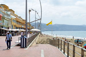 The beach of Las Canteras as seen from the apartment building of Calle Olof Palme, 1