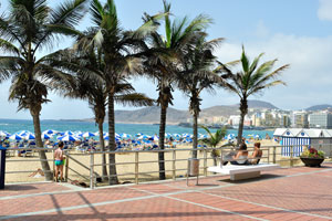 Clean and bright atmosphere of the beach of Gran Playa Canteras is awesome