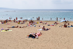 The beach of Gran Playa Canteras is good for sunbathing