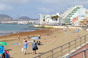 A yellow flag flutters over the beach of Las Canteras