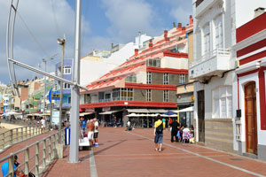 The street of Calle Olof Palme connects to Paseo de Las Canteras in this place