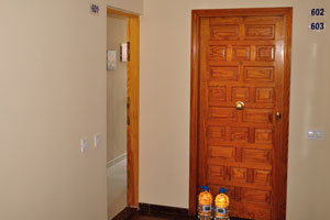 An open door leads to our room 601 that is located in the apartment building of Calle Olof Palme, 1