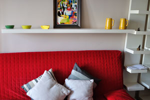 The red sofa is in the room 601 of Calle Olof Palme, 1