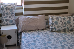 A bed is in the bedroom of the room 601 of Calle Olof Palme, 1