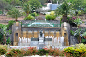 “A Don Fernando de León y Castillo” statue is located in Doramas Park