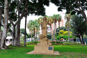 The statue of a sailor is located near the Castillo de la Luz