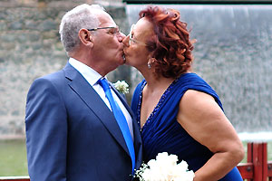 An elderly Spanish couple is kissing in Doramas Park