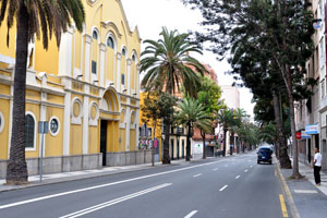 “Sala Insular de Teatro” yellow building is located on Avenida Primero de Mayo, 74
